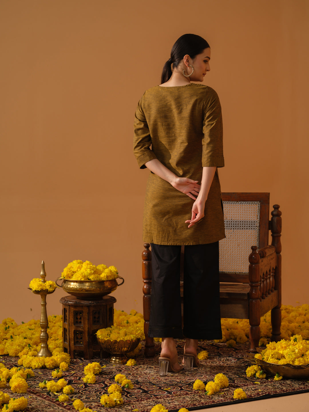 Product Carousel Image 16: Dual tone textured short kurta with embroidery