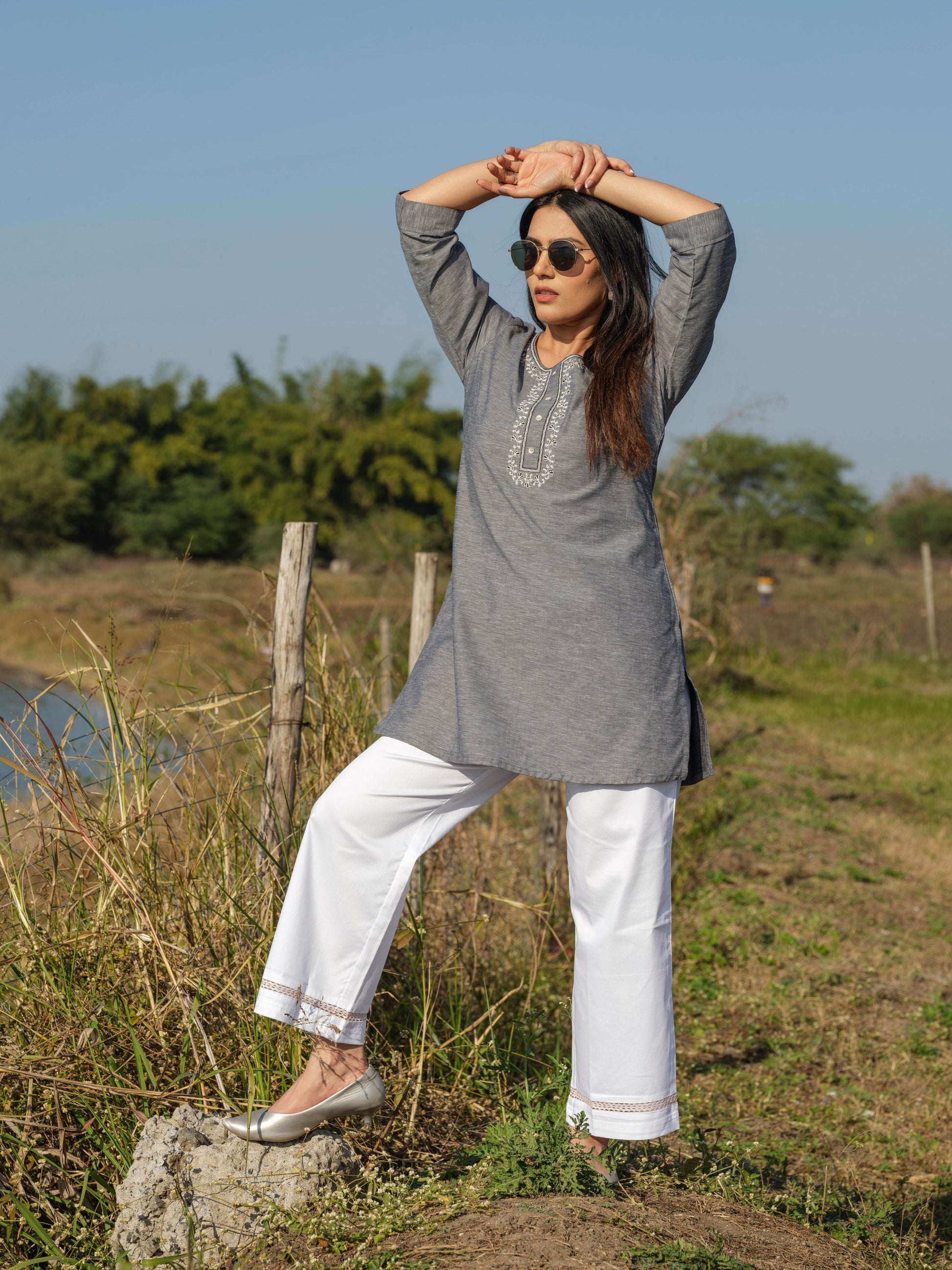 Product Carousel Image 7: Dual tone textured short kurta with embroidery