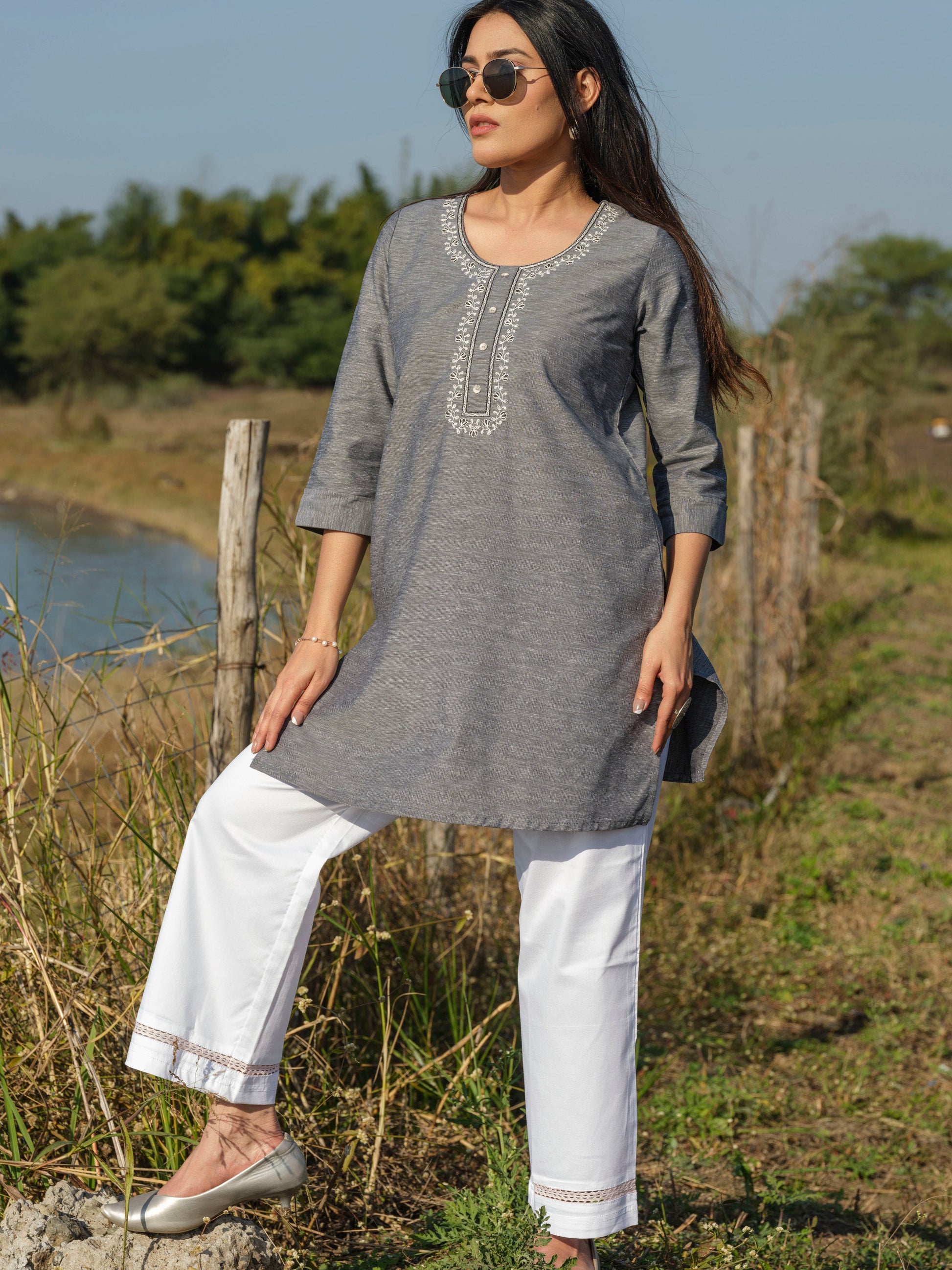 Product Carousel Image 9: Dual tone textured short kurta with embroidery