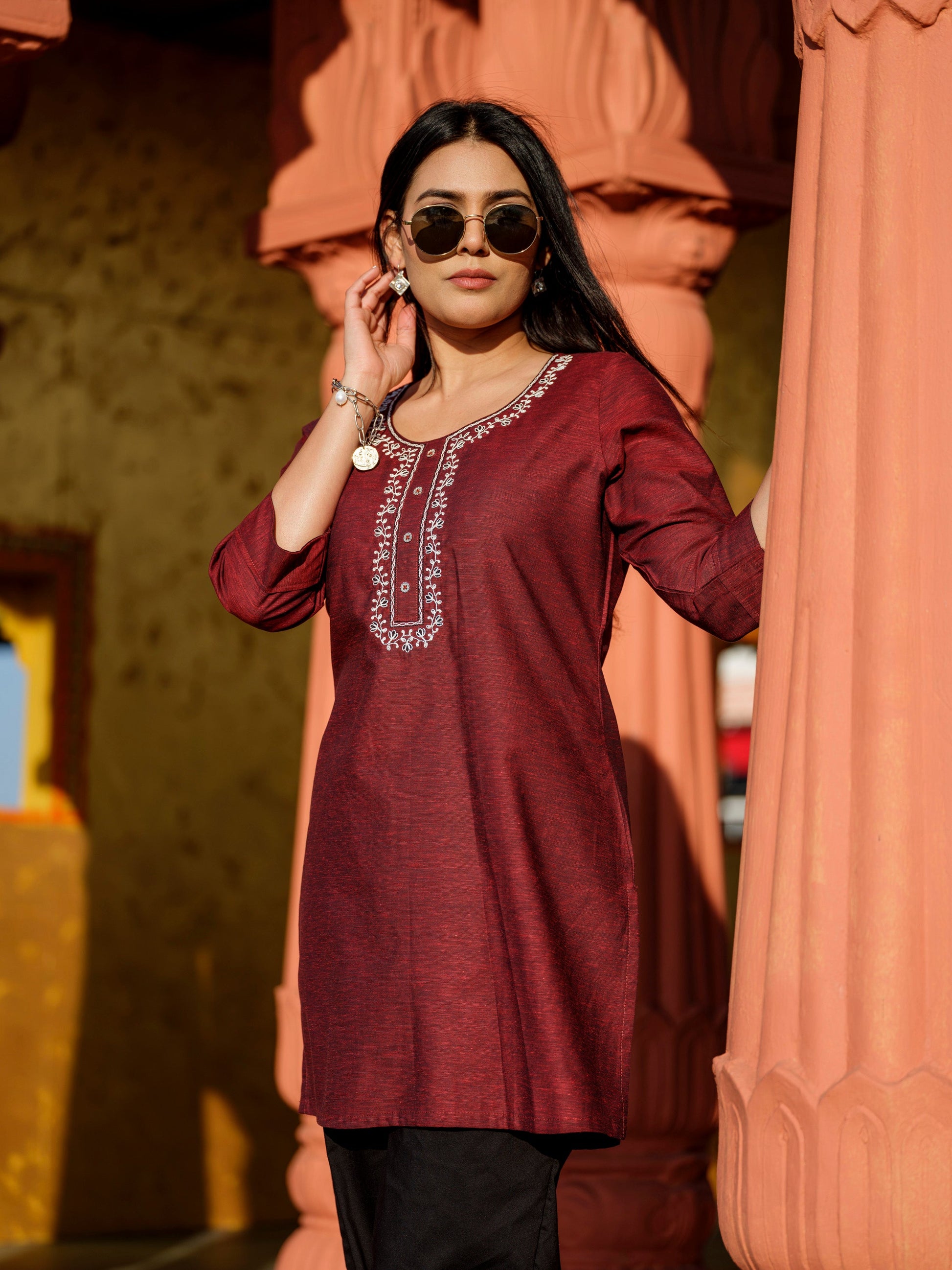 Product Carousel Image 4: Dual tone textured short kurta with embroidery