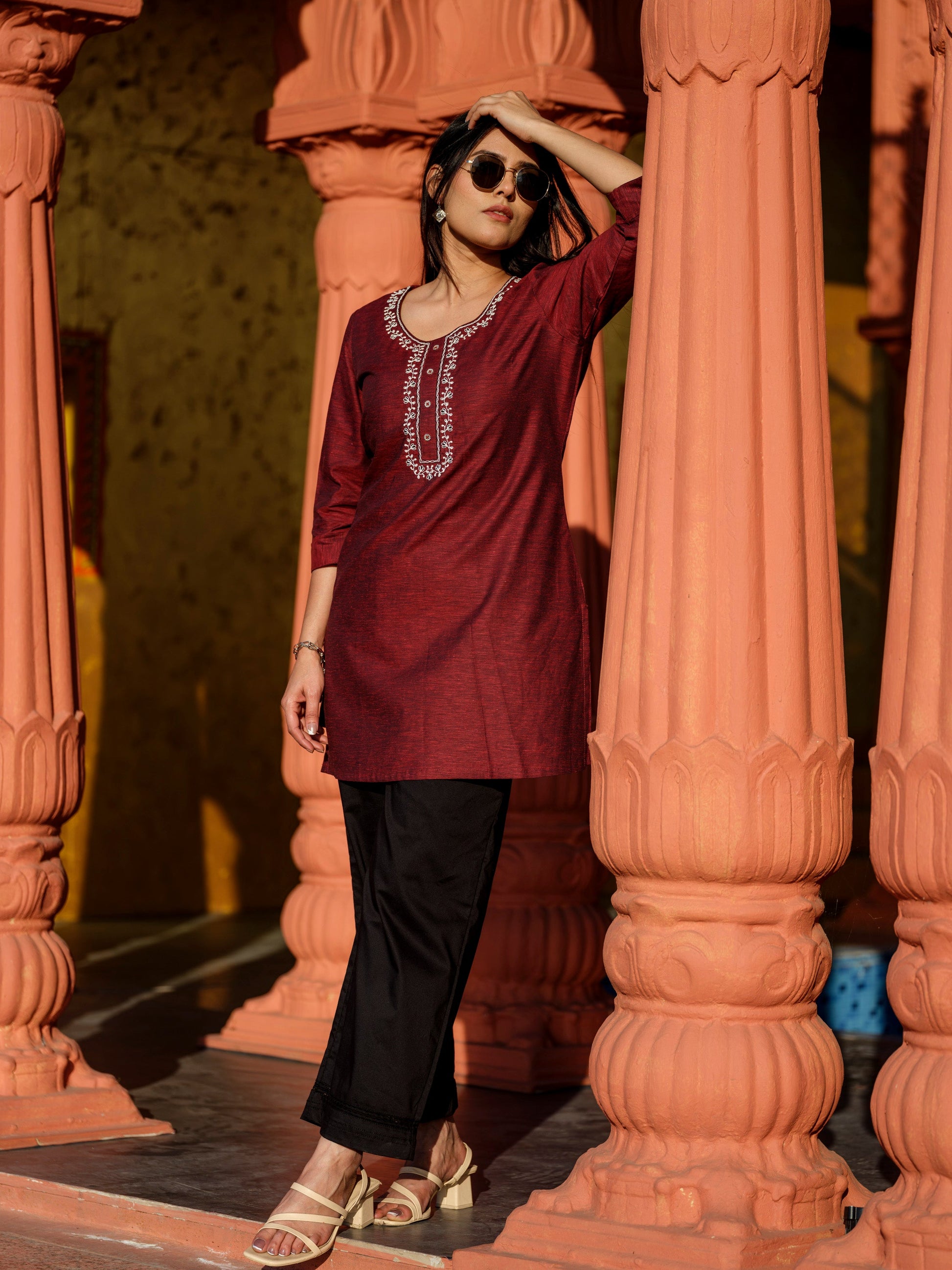 Product Carousel Image 5: Dual tone textured short kurta with embroidery