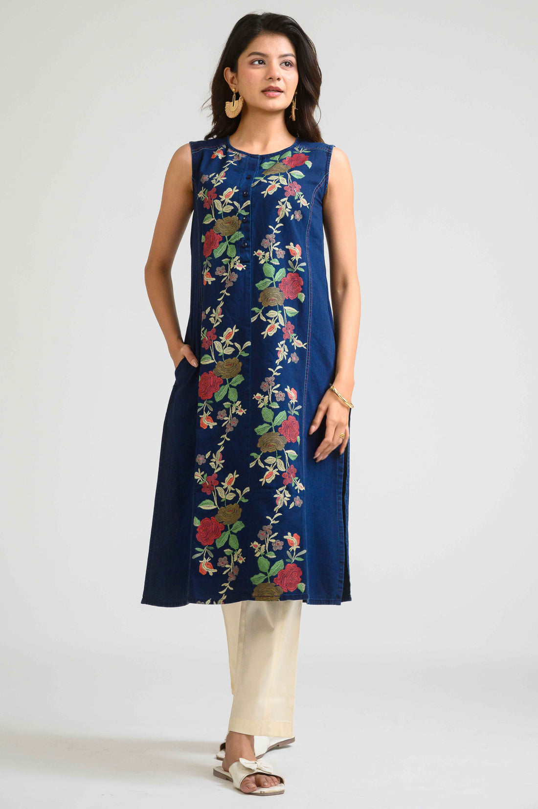 Elegant Embossed Sleeveless Kurta - Etiquette Apparel 
