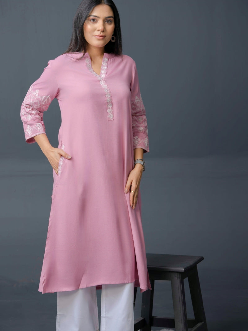 Solid coloured kurta with geometric embroidery